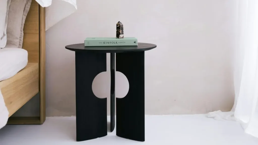 Livro deixado à vista na mesa de cabeceira como gatilho para o hábito de leitura