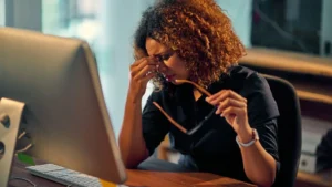 Como identificar riscos psicossociais no ambiente de trabalho: o que a Gestão NR-1 exige das empresas