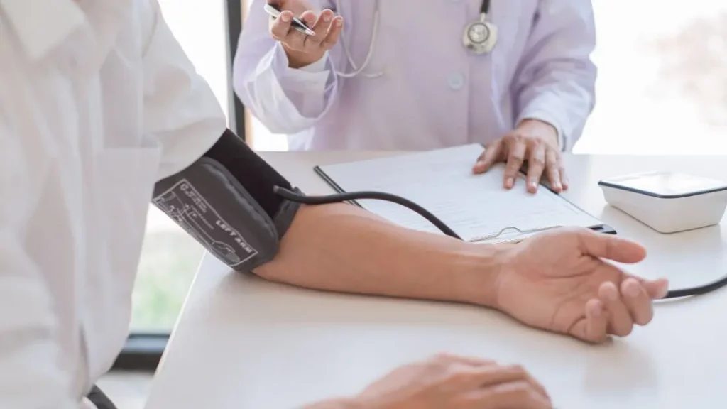 Verificação de sinais vitais antes de procedimento estético com enfermeira
