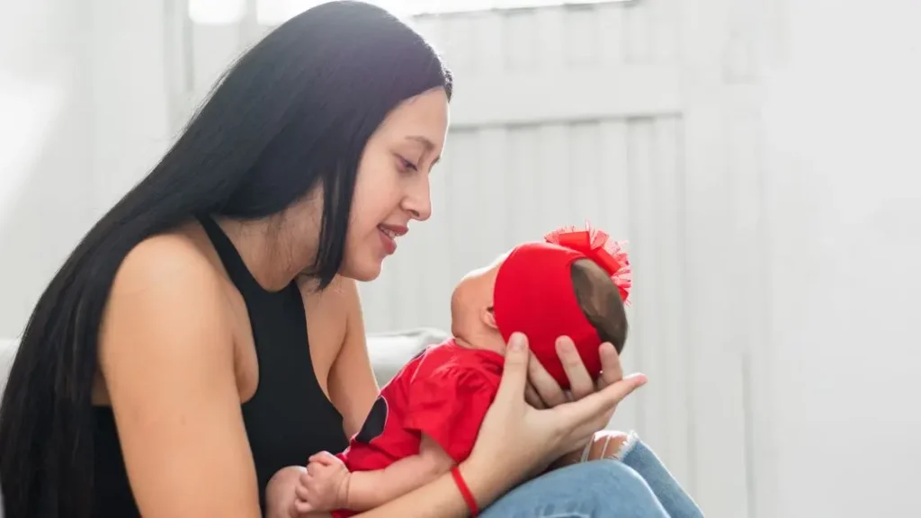Mãe MEI com bebê recém-nascido durante o período do salário maternidade